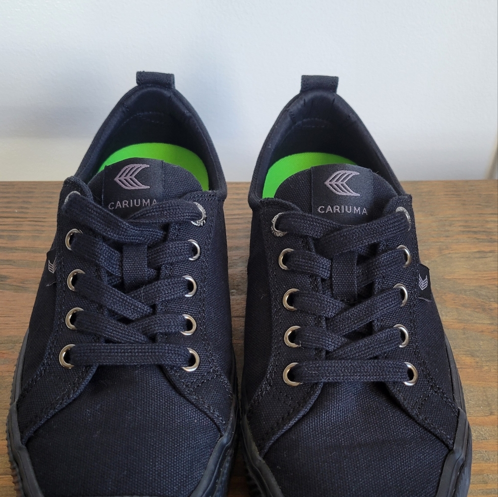 Cariuma OCA low all black canvas shoes women's size 7.5 - like new